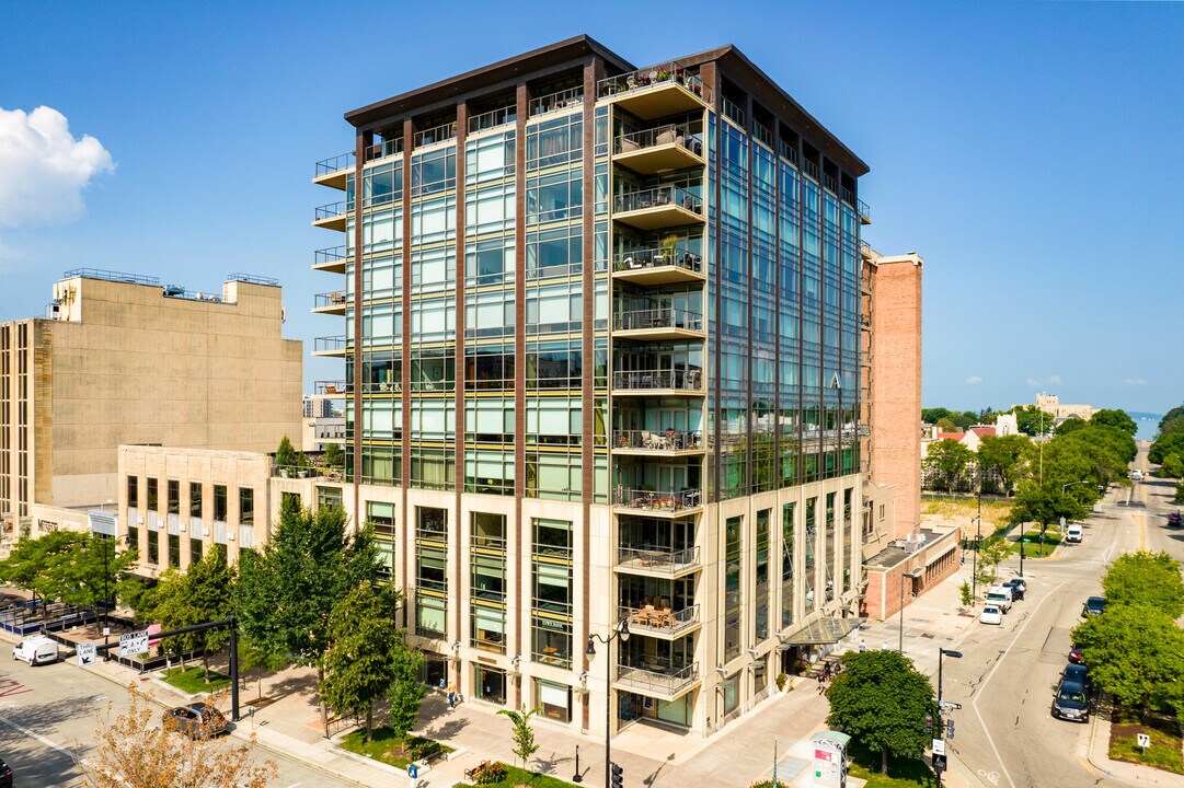 10 W Mifflin St in Madison, WI - Foto de edificio
