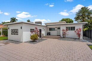 9517 Bay Dr in Surfside, FL - Building Photo