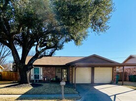 5904 Oak Hill Rd in Watauga, TX - Building Photo