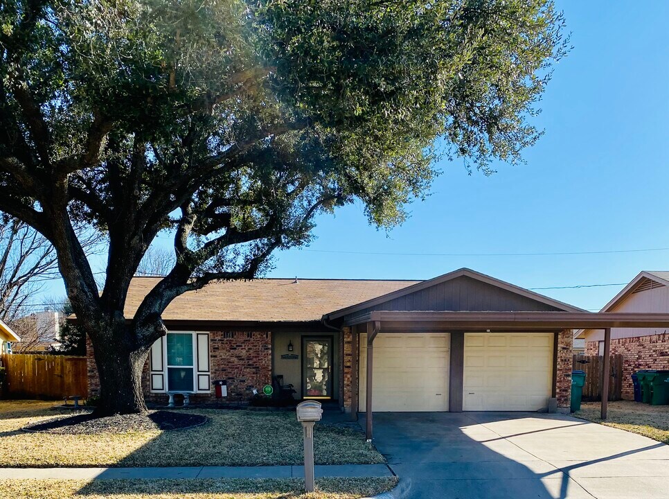 5904 Oak Hill Rd in Watauga, TX - Foto de edificio