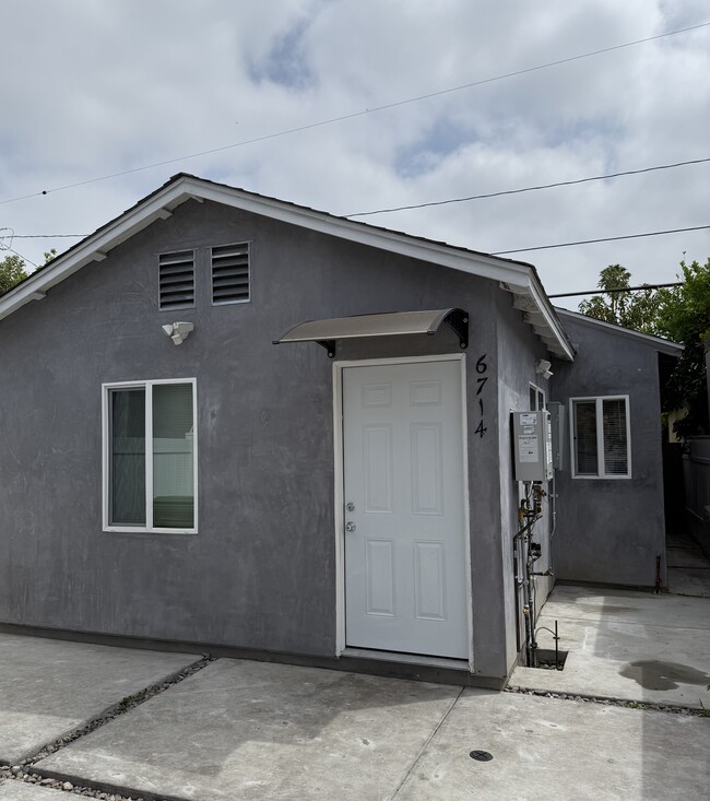 6716 Etiwanda Ave in Reseda, CA - Building Photo - Building Photo