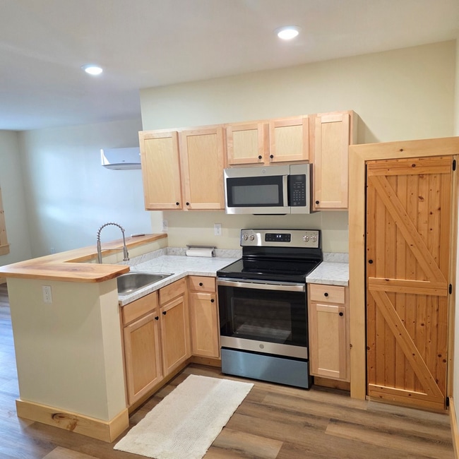 121 E Main St in Chilhowie, VA - Building Photo - Building Photo