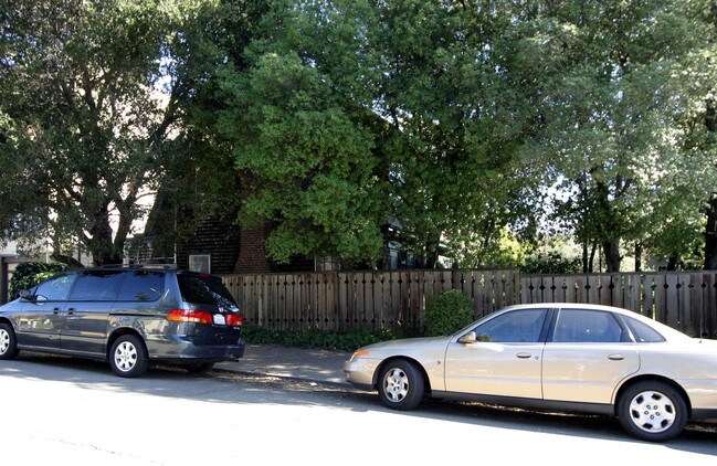 3900 Cerrito Ave in Oakland, CA - Foto de edificio - Building Photo