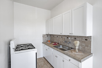 Edgemont Towers in Los Angeles, CA - Building Photo - Interior Photo