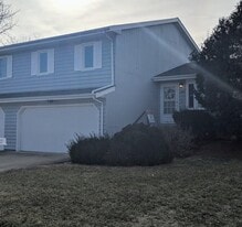 2505 Lowman Dr in Bloomington, IL - Building Photo