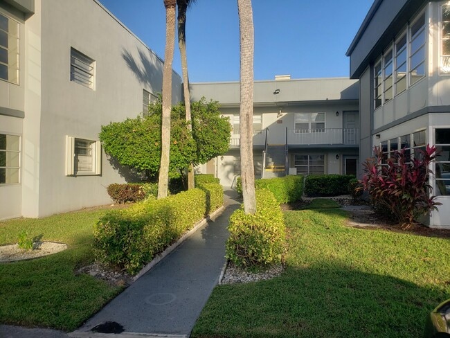 688 Burgundy L in Delray Beach, FL - Building Photo - Building Photo