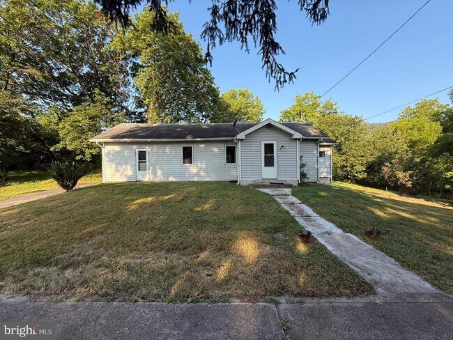 property at 737 1/2 N Allegheny St