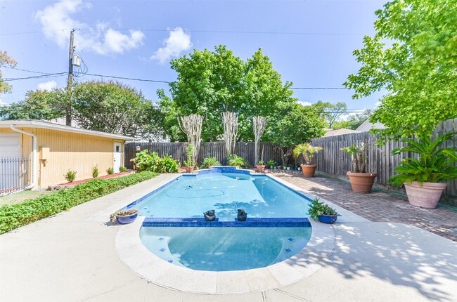 property at 2030 Cheshire Ln