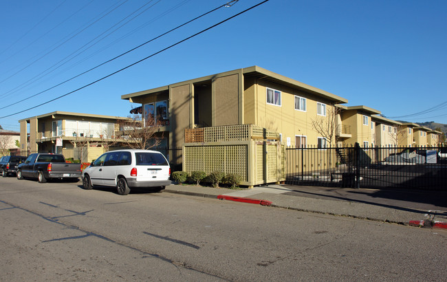 Casa Vista Apartments in San Rafael, CA - Building Photo - Building Photo