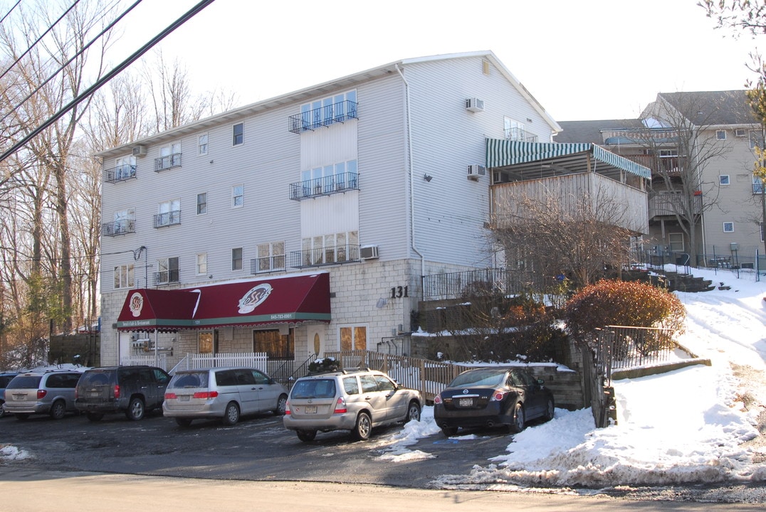 131 Acres Rd in Monroe, NY - Foto de edificio