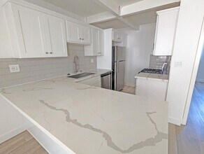 1263 S Dunsmuir Ave in Los Angeles, CA - Foto de edificio - Building Photo