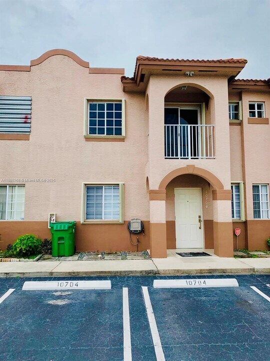 10704 NW 88th Ave in Hialeah Gardens, FL - Foto de edificio