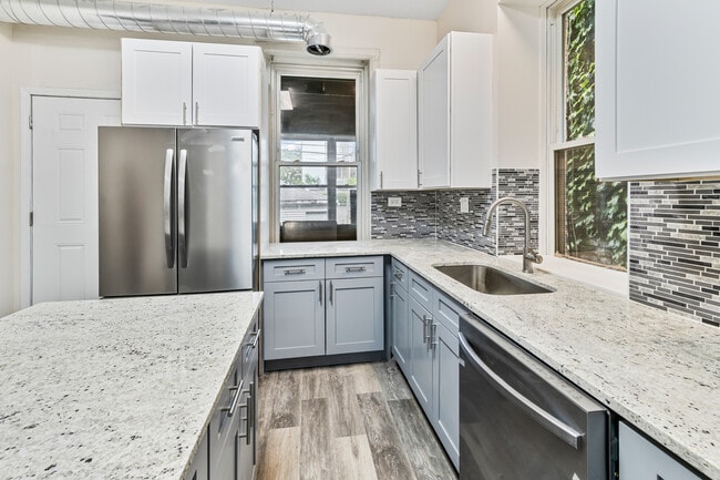 1345 N Maplewood Ave, Unit 1