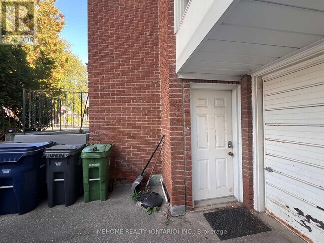 121 Angus Dr in Toronto, ON - Building Photo - Building Photo
