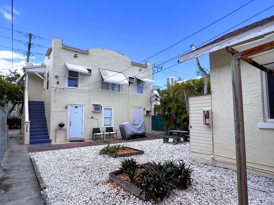 1909 Monroe St, Unit 1909 in Hollywood, FL - Foto de edificio