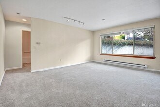 4425 Greenwood Ave N, Unit 105 in Seattle, WA - Foto de edificio - Building Photo