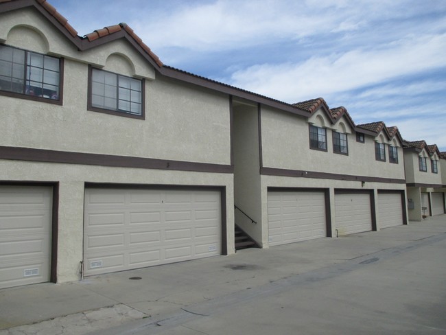 9711 Graham St in Cypress, CA - Foto de edificio - Building Photo