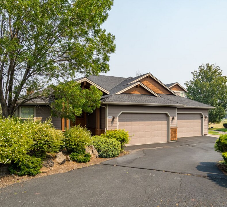 8464 Forest Ridge Loop in Redmond, OR - Building Photo