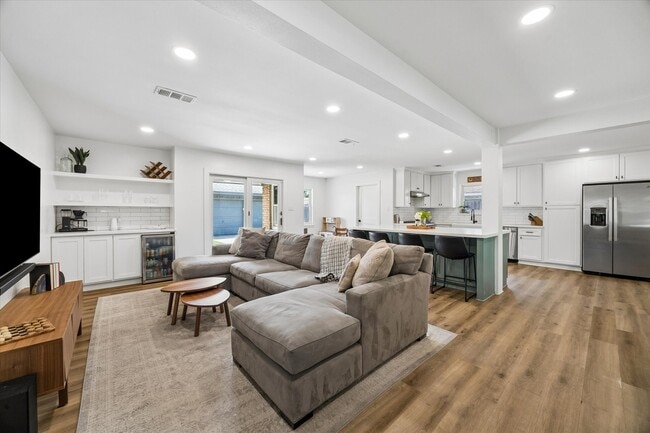 5311 Hialeah Dr