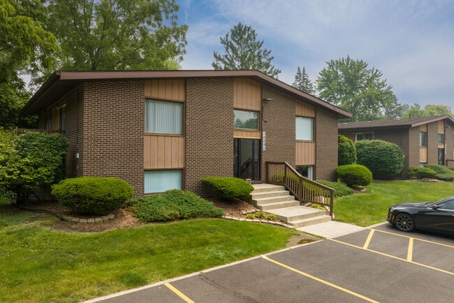 Woodside Village Apartments in Valparaiso, IN - Building Photo - Building Photo