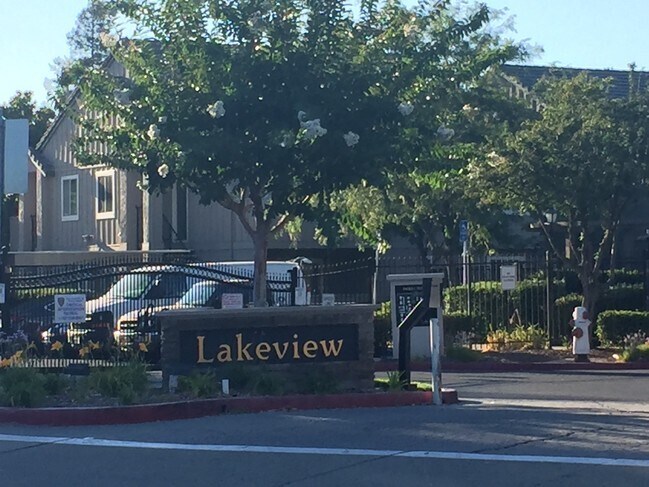 1101 Lakeview Cir, Unit 1101 Lakeview in Pittsburg, CA - Foto de edificio