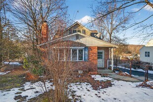 32 Quaker Hill Rd in Monroe, NY - Building Photo