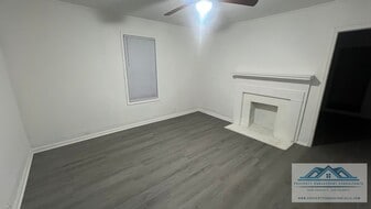 233 N Royal Ave in Florence, AL - Building Photo