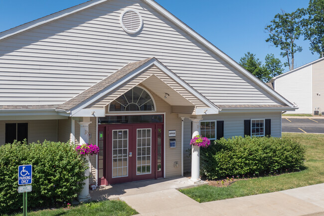 Fountain Park Apartments in DeWitt, MI - Foto de edificio - Building Photo