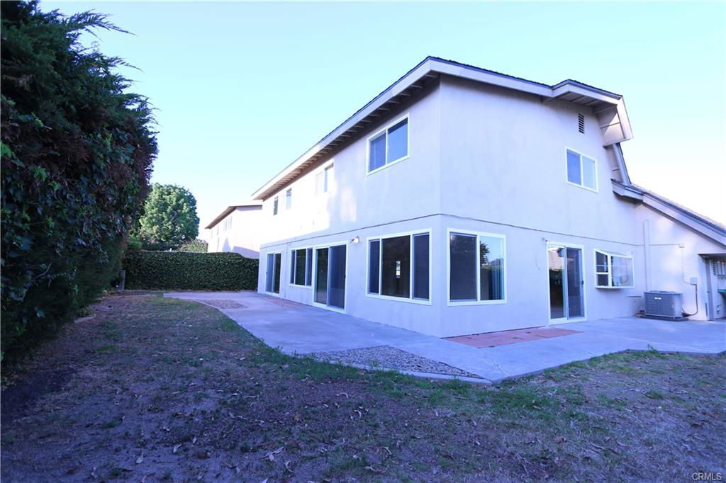 15241 Touraine Way in Irvine, CA - Building Photo