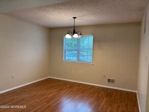 31 Farnworth Close in Freehold, NJ - Building Photo - Building Photo
