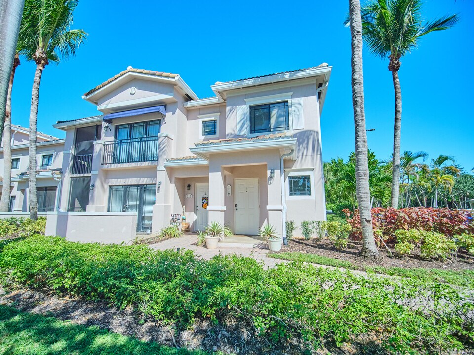 2802 Sarento Pl in Palm Beach Gardens, FL - Foto de edificio