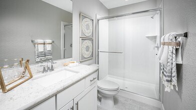 5918 Rosalee St in Sacramento, CA - Foto de edificio - Building Photo