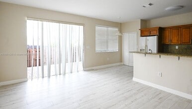 8134 NW 107th Path in Miami, FL - Building Photo - Building Photo