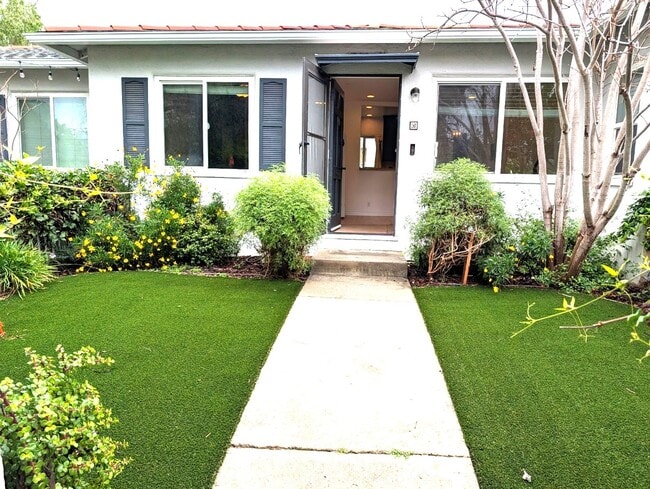 1801 Dorchester Avenue, Unit B in Santa Monica, CA - Building Photo - Building Photo