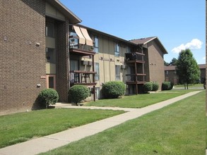 Pinehurst Place in Toledo, OH - Building Photo - Building Photo