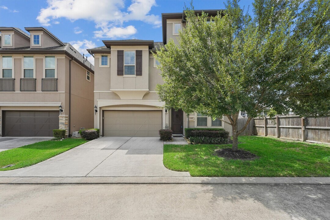 13217 Green Hills Dr in Houston, TX - Building Photo