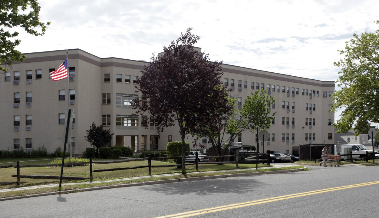 270-280 Lowndes Ave in Huntington Station, NY - Building Photo