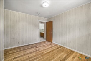 516 W 14th St in Shiner, TX - Building Photo