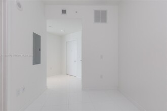 851 NE 1st Ave, Unit 3410 in Miami, FL - Building Photo - Building Photo