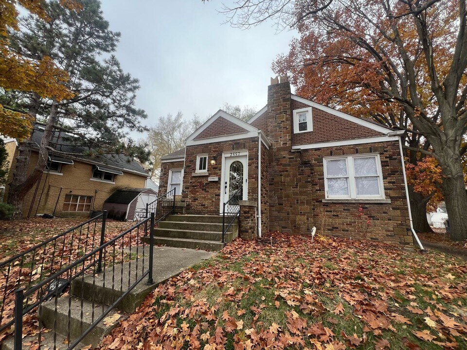 2557 S 6th St in Springfield, IL - Building Photo