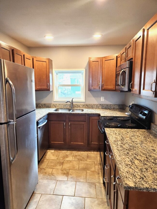 10 Weeks St in Cumberland, RI - Foto de edificio - Building Photo