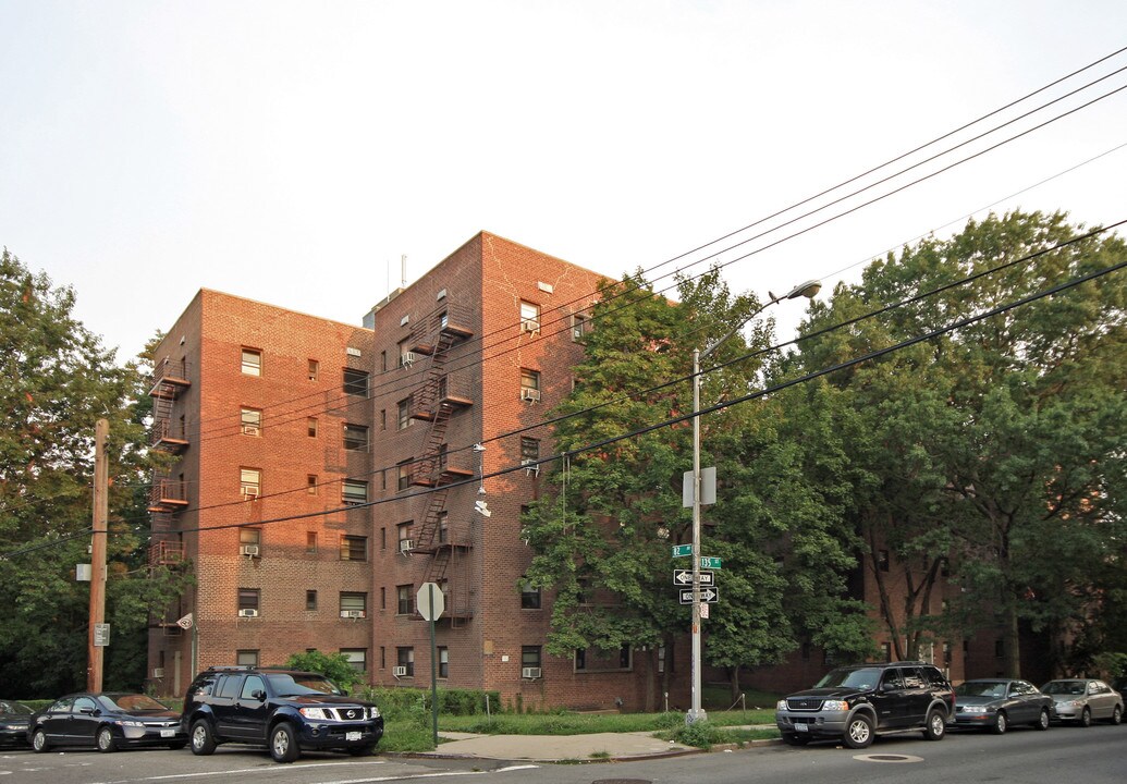 81-10 135th St in Jamaica, NY - Building Photo