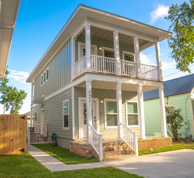property at 721 W Zarragossa St