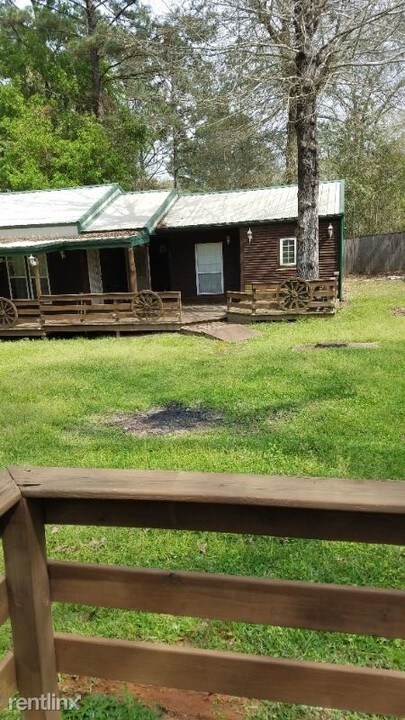 138 Sherwood Dr in Lucedale, MS - Building Photo