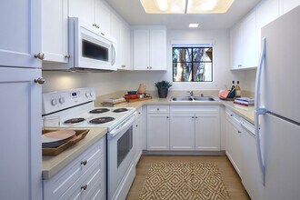 Northwood Place in Irvine, CA - Foto de edificio - Building Photo