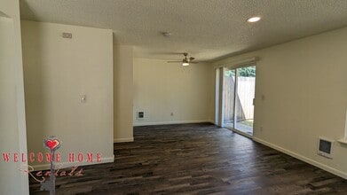 1324 Glen Mary Dr SE in Lacey, WA - Foto de edificio - Building Photo