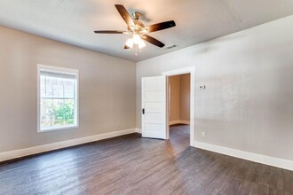 2402 Market Ave-Unit -B in Fort Worth, TX - Foto de edificio - Building Photo