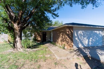 7701 Four Winds Dr in Fort Worth, TX - Building Photo - Building Photo