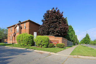 Springbrook Gardens in Richmond Hill, ON - Building Photo