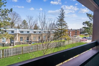 Churchill Townhomes in Waterloo, ON - Building Photo - Building Photo